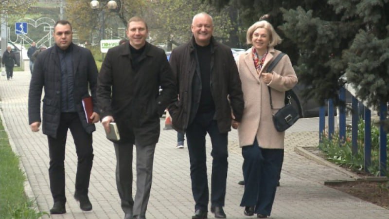 Fotografie pentru istorie. Ex-președintele, Igor Dodon, alături de fostul șef al Procuraturii Anticorupție, Viorel Morari au fost surprinși astăzi la Judecătoria Buiucani. Aceștia au ambii ședințe, pe diferite dosare