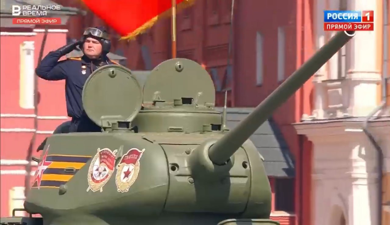 Cea mai scurtă paradă la Moscova. În Piața Roșie a defilat un singur tanc, iar etalarea tehnicii militare a durat doar 10 minute