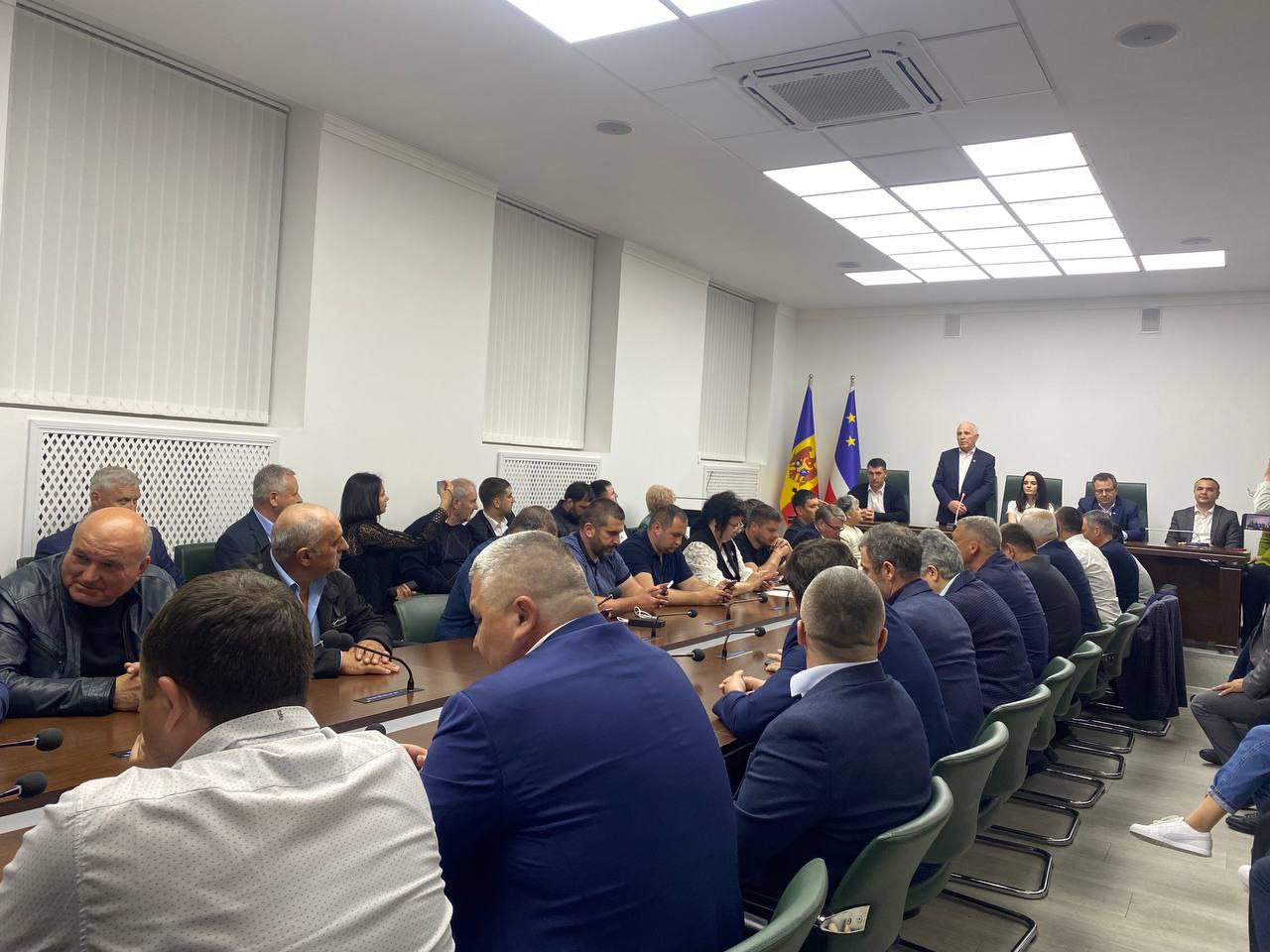 Vor ocoli legea? Mai mulți protestatari au solicitat ca Adunarea Populară din Găgăuzia să valideze mandatul Evgheniei Guțul și nu instanța de judecată, așa cum spune legea. În aceste momente are loc ședința Adunării Populare, cu Guțul așezată în prezidiu