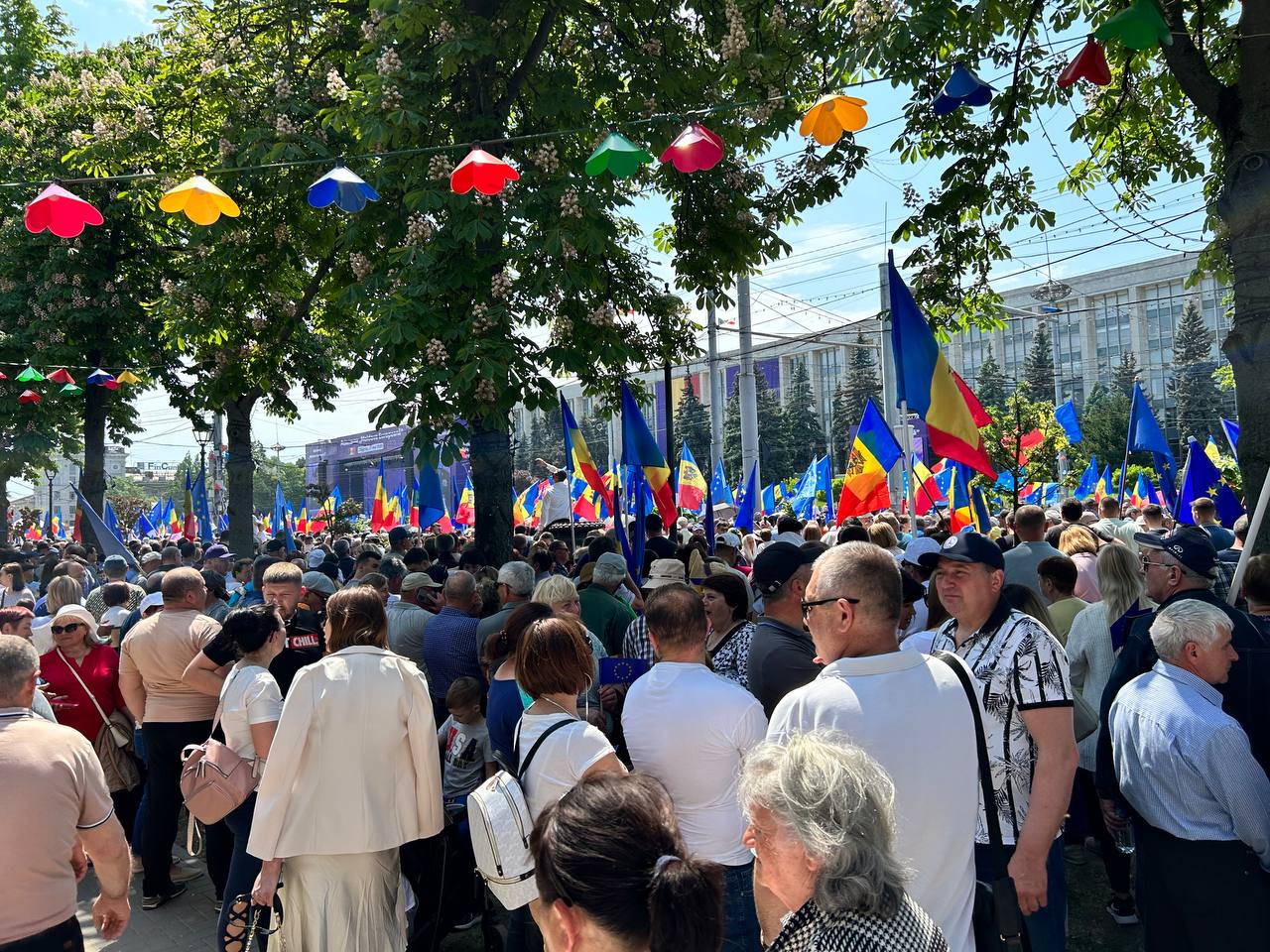 Zeci de mii de oameni la Adunarea Moldova Europeană. Așa aglomerație nu-mi amintesc să fi văzut in centrul Capitalei