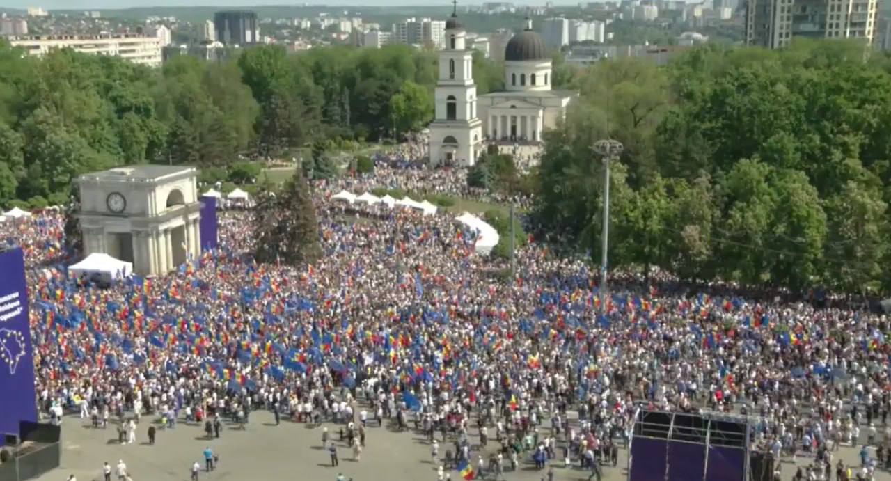 Piața Marii Adunări Naționale. Seniorii din piața care au fost in anii 90 aici spun ca evenimentul de azi e comparabil cu cel de atunci. E greu de făcut estimări, dar sunt extrem de mulți cetățeni