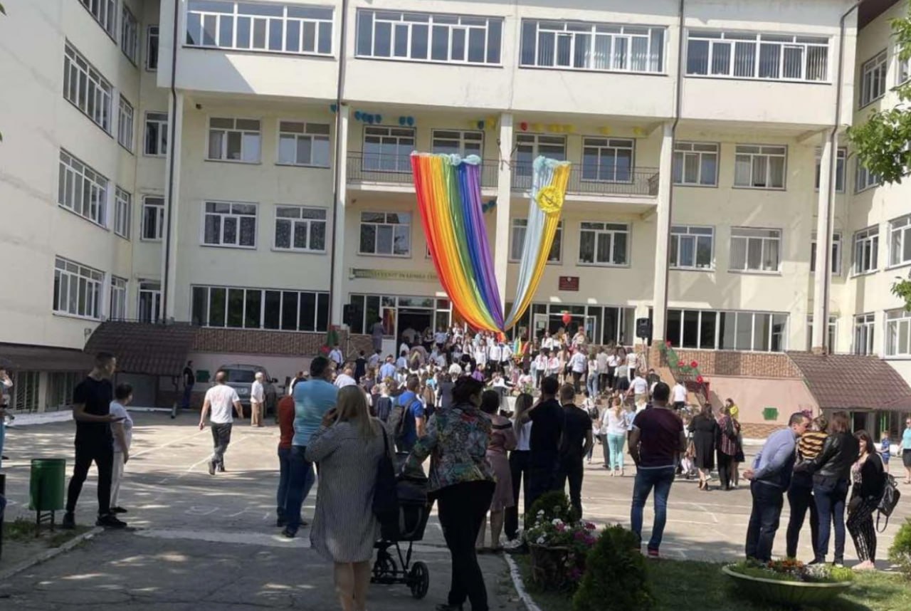 Simbol LGBT la careul unei școli din Strășeni?