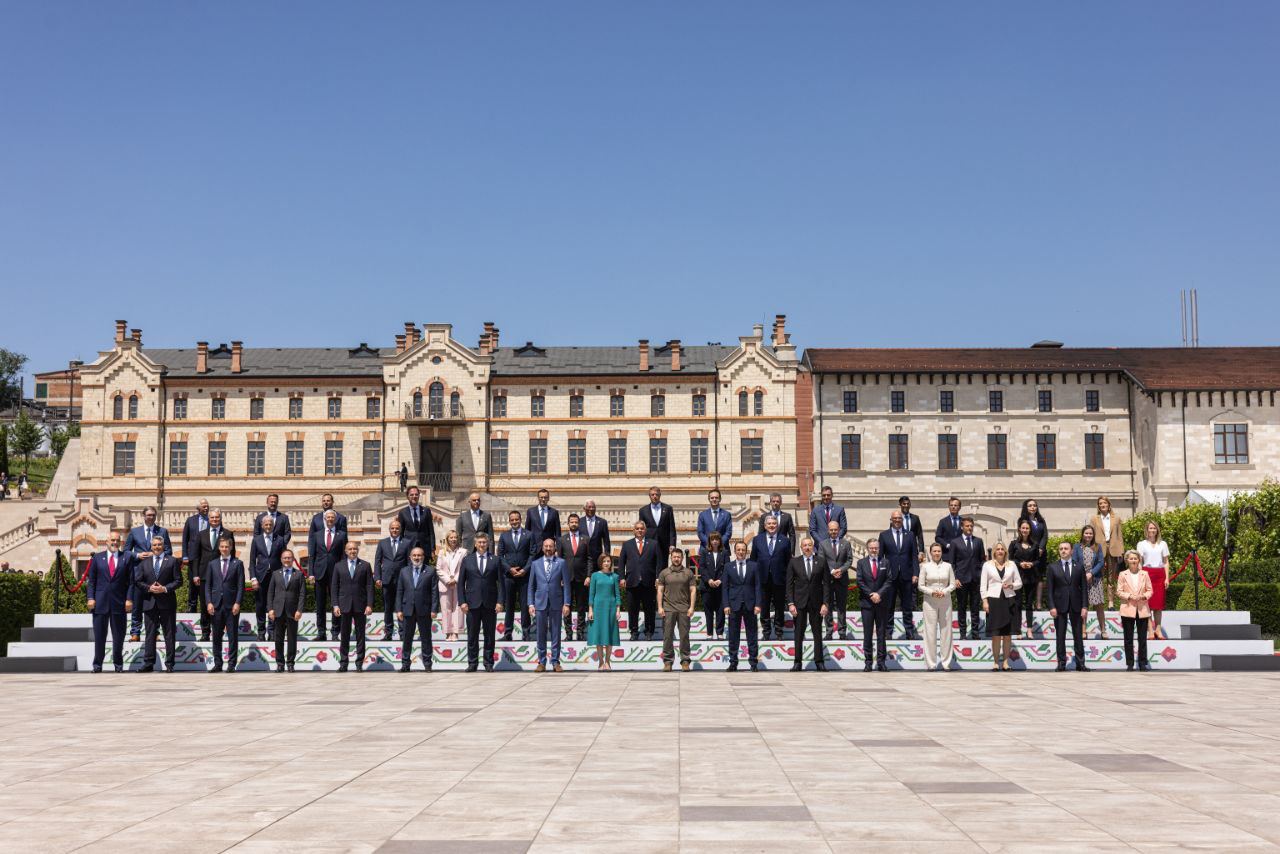 ISTORIA se scrie și la Bulboaca. Cei aproape 50 de lideri europeni au făcut tradiționala fotografie de grup, pe fundalul brandului de țară al R. Moldova și a Castelului Mimi, iar apoi urmează să se reunească în cel puțin 3 grupuri de lucru și mai multe discuții bilaterale