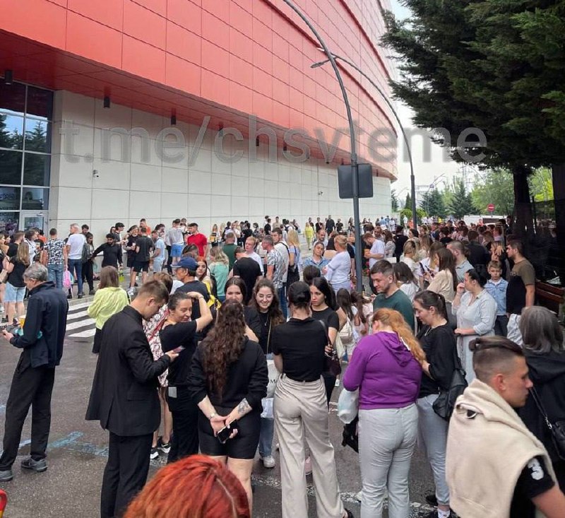 Zeci de oameni, evacuați din Shopping MallDova.  Poliția și pompierii, la fața locului după o alertă cu bombă