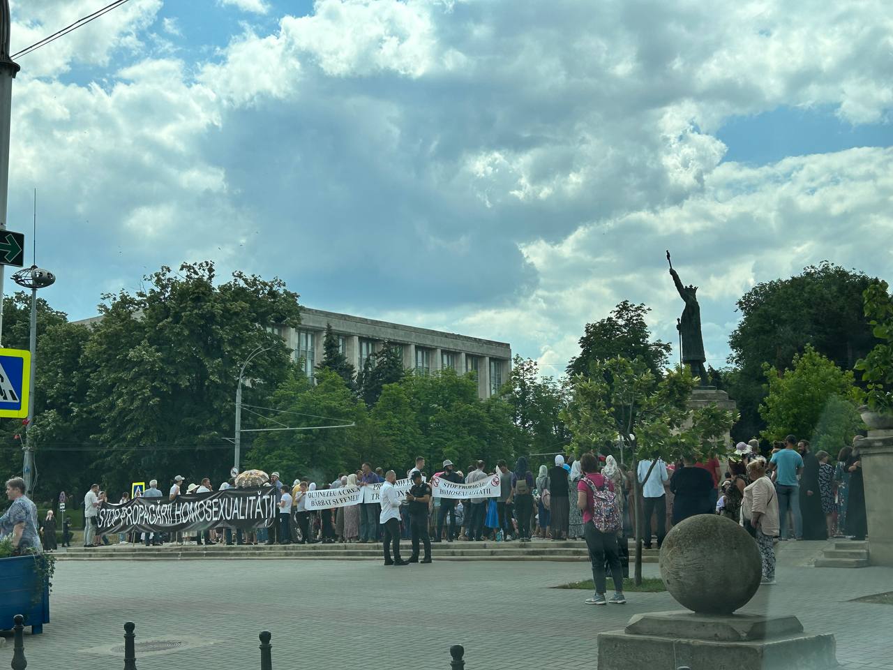 Contra-protest la monumentul lui Stefan cel Mare, împotriva Marșului LGBT