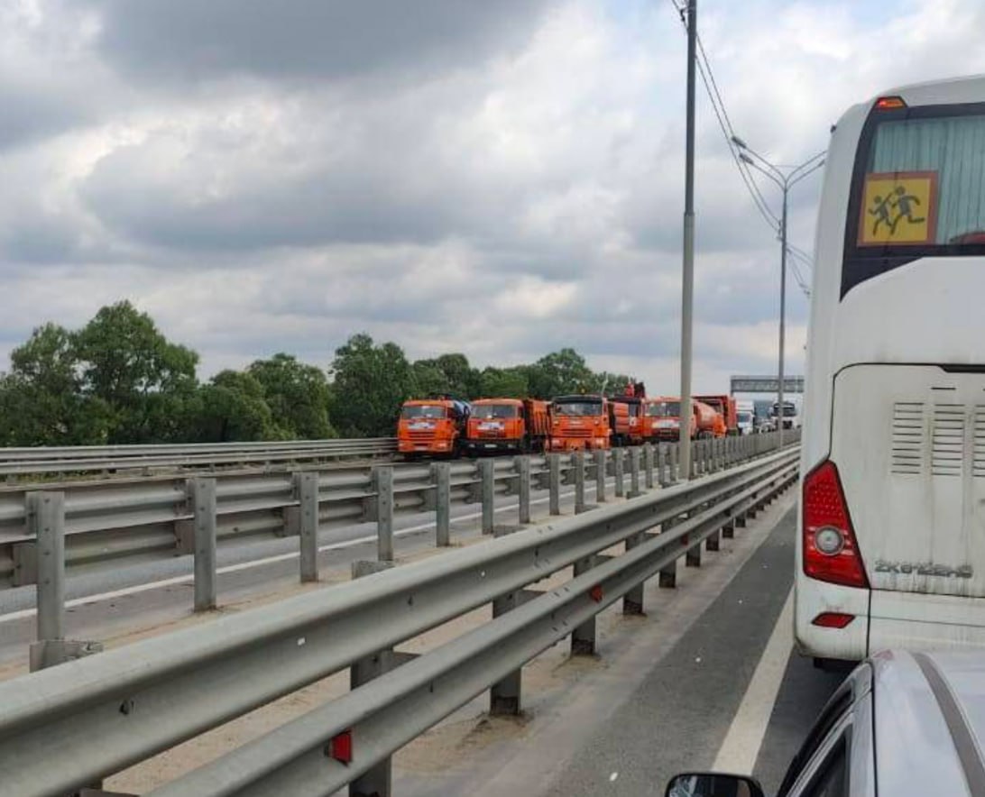 Pod strategic peste râul OKA din regiunea Moscova: Un sens de circulație este în totalitate blocat de Kamazuri