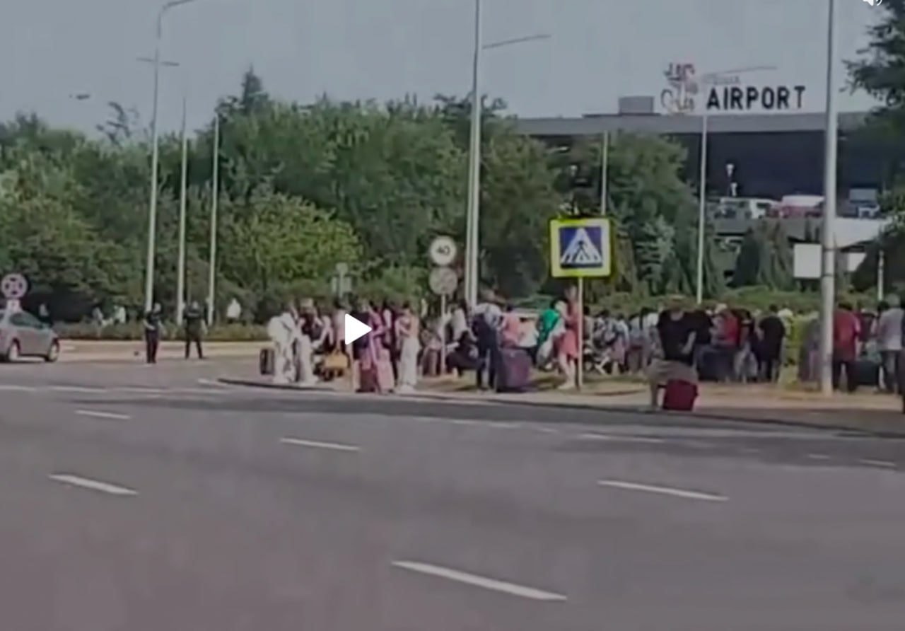 Oamenii au fost evacuați în afara Aeroportului. Dacă cetățeanul străin va opune în continuare rezistență cu arma în mână, cel mai probabil la Aeroport vor interveni forțele de asalt