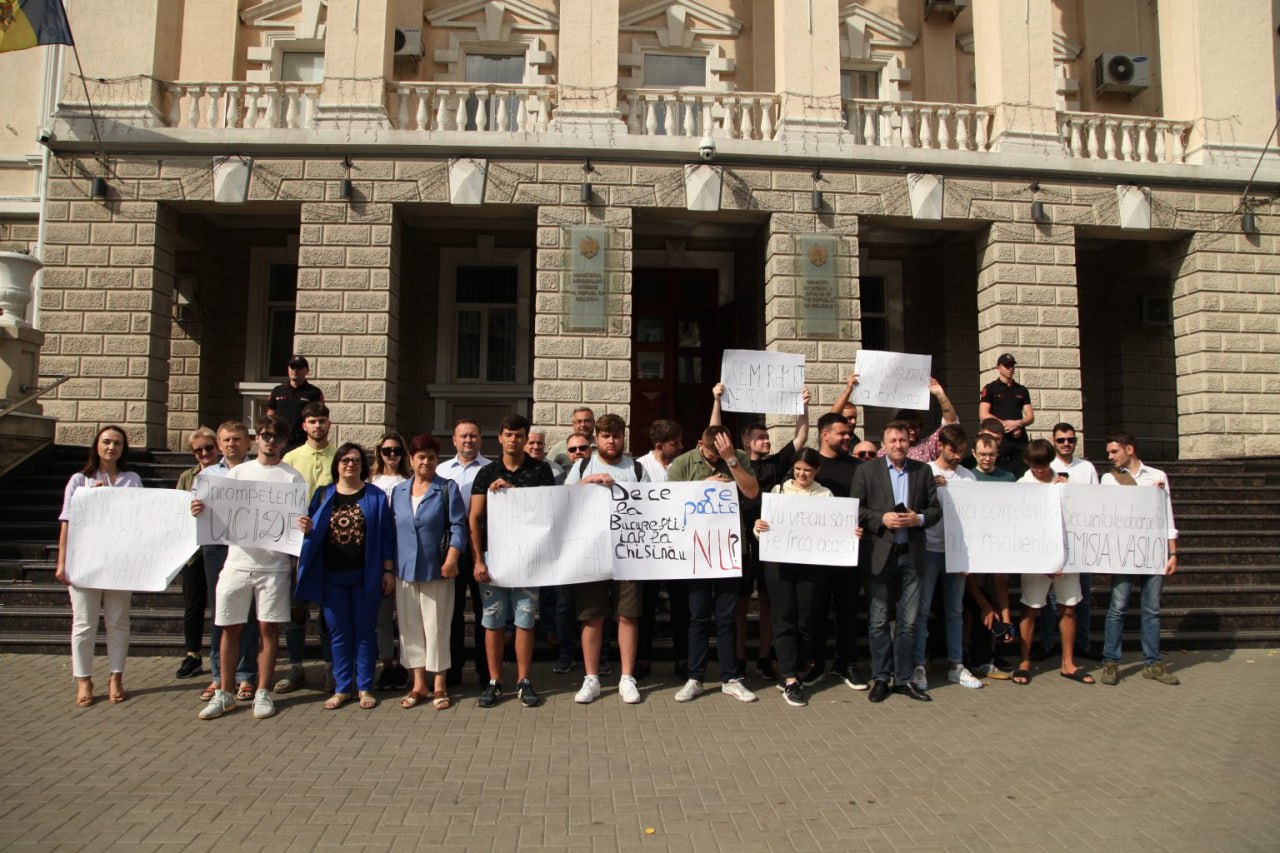Partidul lui Igor Munteanu a organizat un protest azi dimineață în fața MAI. Acesta a cerut demisia ministrei Ana Revenco și a șefului IGPF - Rosian Vasiloi