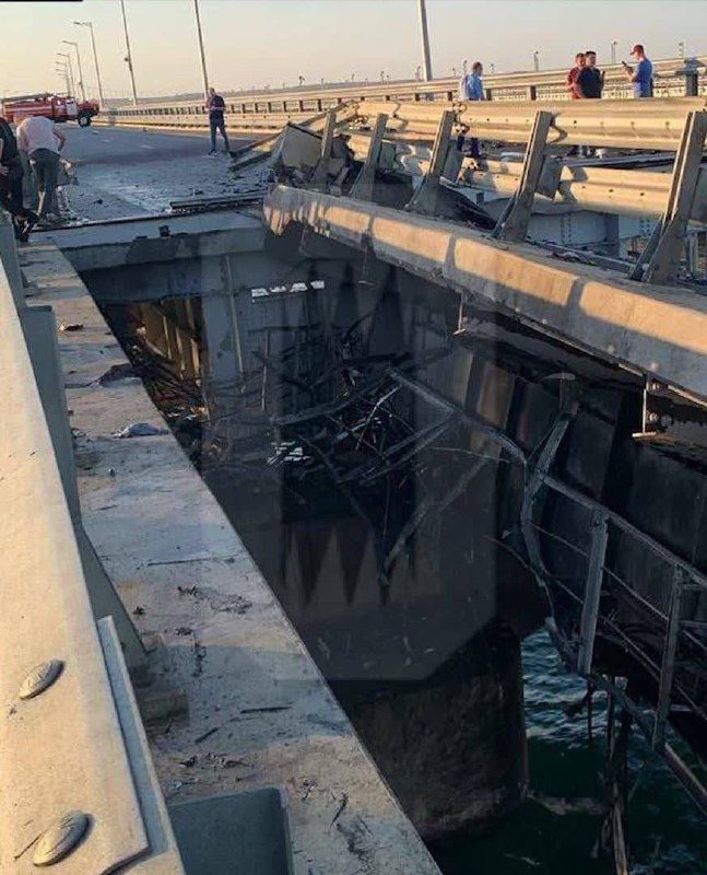 Podul Kerci din Crimeea ar fi fost lovit din nou in această noapte de ucraineni. Așa arăta acesta azi dimineață potrivit presei locale. Ucraina nu a revendicat atacul deocamdată