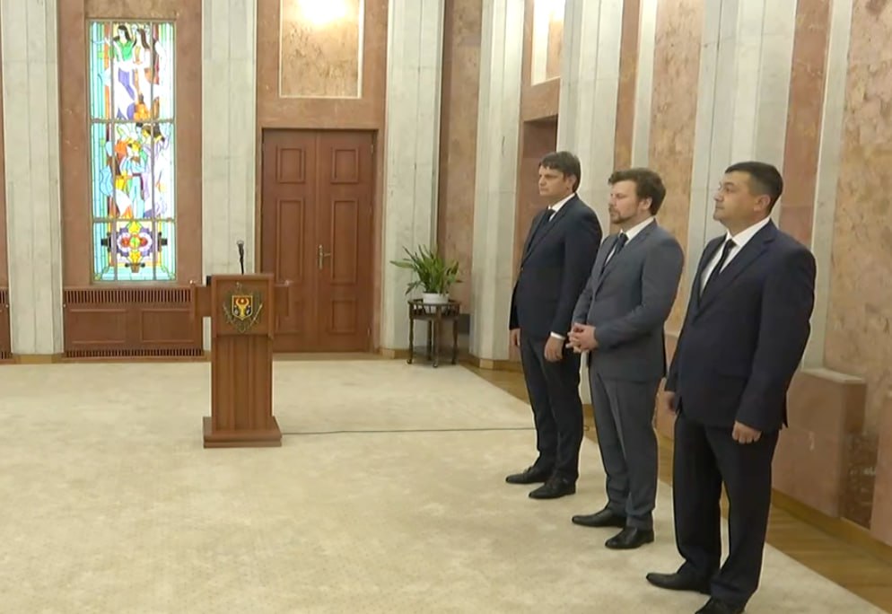 A început ceremonia de învestire a celor 3 noi miniștri în Guvernul Recean: Efros, Spînu și Perciun