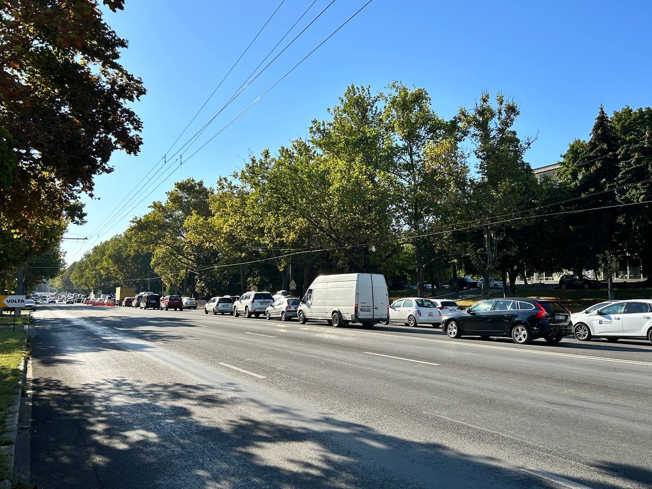 Ambuteiaj infernal pe str. Calea Ieșilor azi dimineață. La acesta a contribuit inclusiv și noua decizie a autorităților locale de a interzice virarea la stânga pentru o porțiune de până la sensul giratoriu de la str. Ion Creangă - singurul loc unde se poate face întoarcerea