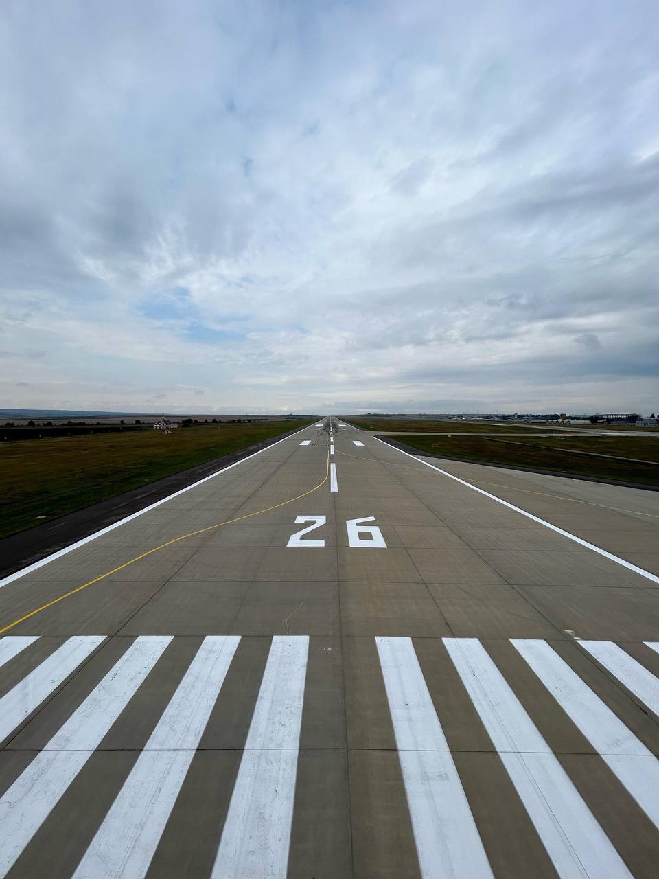 Ministrul Infrastructurii, Andrei Spînu, anunță că  lucrările de reabilitare a pistei principale a Aeroportului Internațional Chișinău s-au finalizat în termen. Aceasta a fost construită în 1987