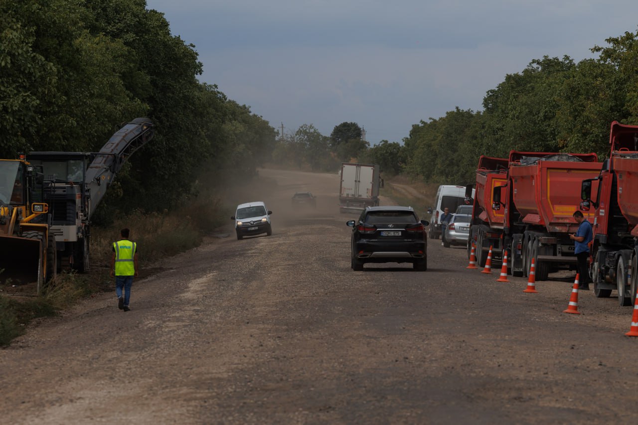 Săptămâna aceasta a demarat reparația porțiunii de drum Soroca - Arionești, de 31 de km, care nu a beneficiat de reparații serioase de 30 de ani. Astfel, oamenii din 12 localități, antreprenorii și producători din regiune vor avea acces la un drum de calitate europeană. Reparația drumului costă 34 de milioane de euro și se face cu susținerea Băncii Europene pentru Reconstrucție și Dezvoltare
