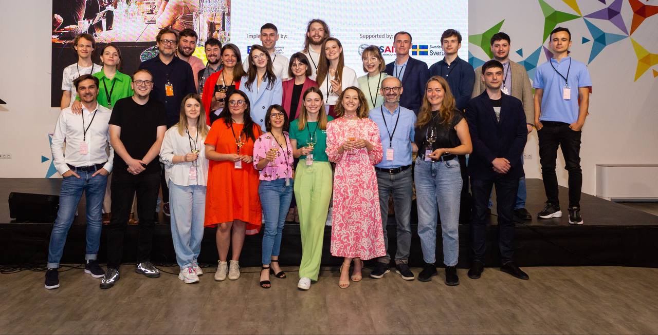  XY Partners lansează programul de accelerare dedicat startup-urilor tech la etapa de produs minim viabil. Programul va dura 3 luni (Octombrie - Decembrie), timp în care fondatorii vor lucra cu mentori locali și internaționali la lansarea pe piață, crearea echipei, atragerea primilor clienți și a investițiilor