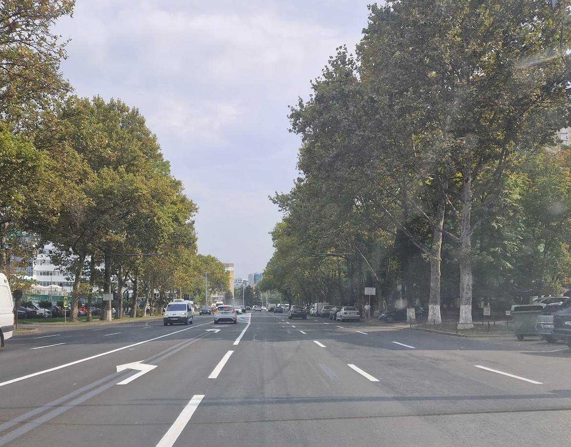 După ce și-au dat seama de ~~tâmpenia~~ modificarea făcută, reprezentanții Primăriei Capitalei au revopsit azi marcajul de pe str. Calea Ieșilor, care deja permite virarea la stânga