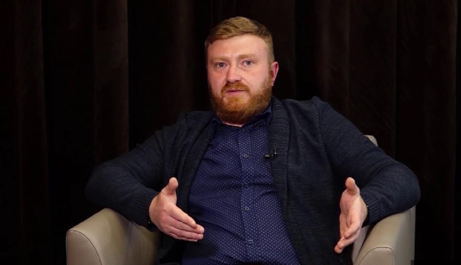 Procuratura Anticorupție confirmă că l-a reținut pe Mihail Bagaș, candidat la alegerile din Chișinău, fost asistent al Silviei Radu și fost șef la "Autosalubritate Chișinău". Este suspectat de pregătirea și complicitate la finanțarea ilegală a partidelor politice, a grupurilor de inițiativă, a concurenților electorali săvârșită în proporții mari și complicitatea și instigare la spălarea de bani săvârșită de un grup criminal organizat în proporții deosebit de mari