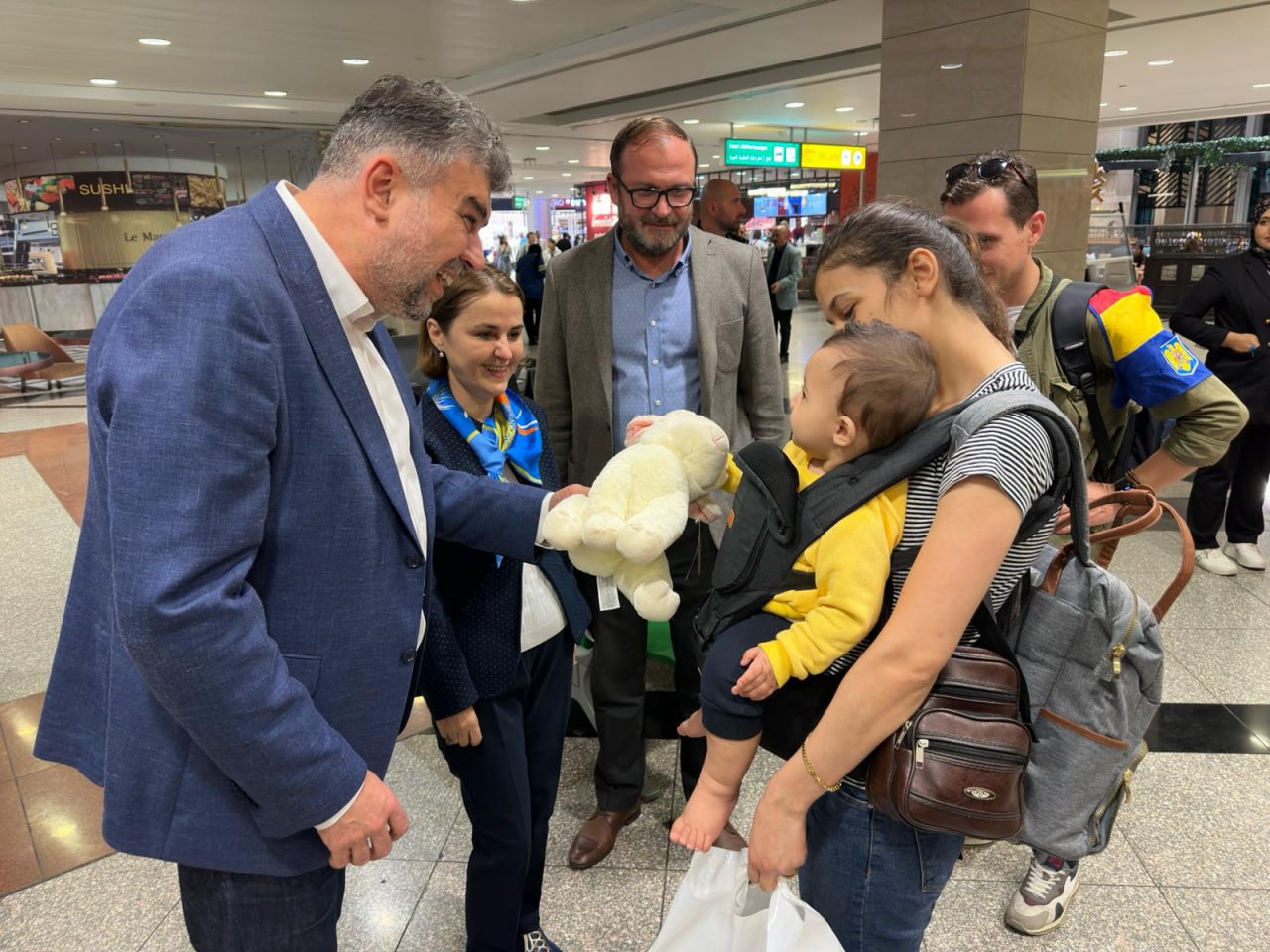 Moldovenii evacuați din Gaza au ajuns în România. În avionul care i-a adus pe români și moldoveni s-a aflat și premierul de la București