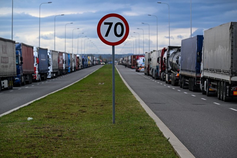 Imaginile blocadei de 10 zile la granița cu Polonia. Mii de camioane ucrainene stau pe loc, șoferii nu mai au mâncare sau combustibil