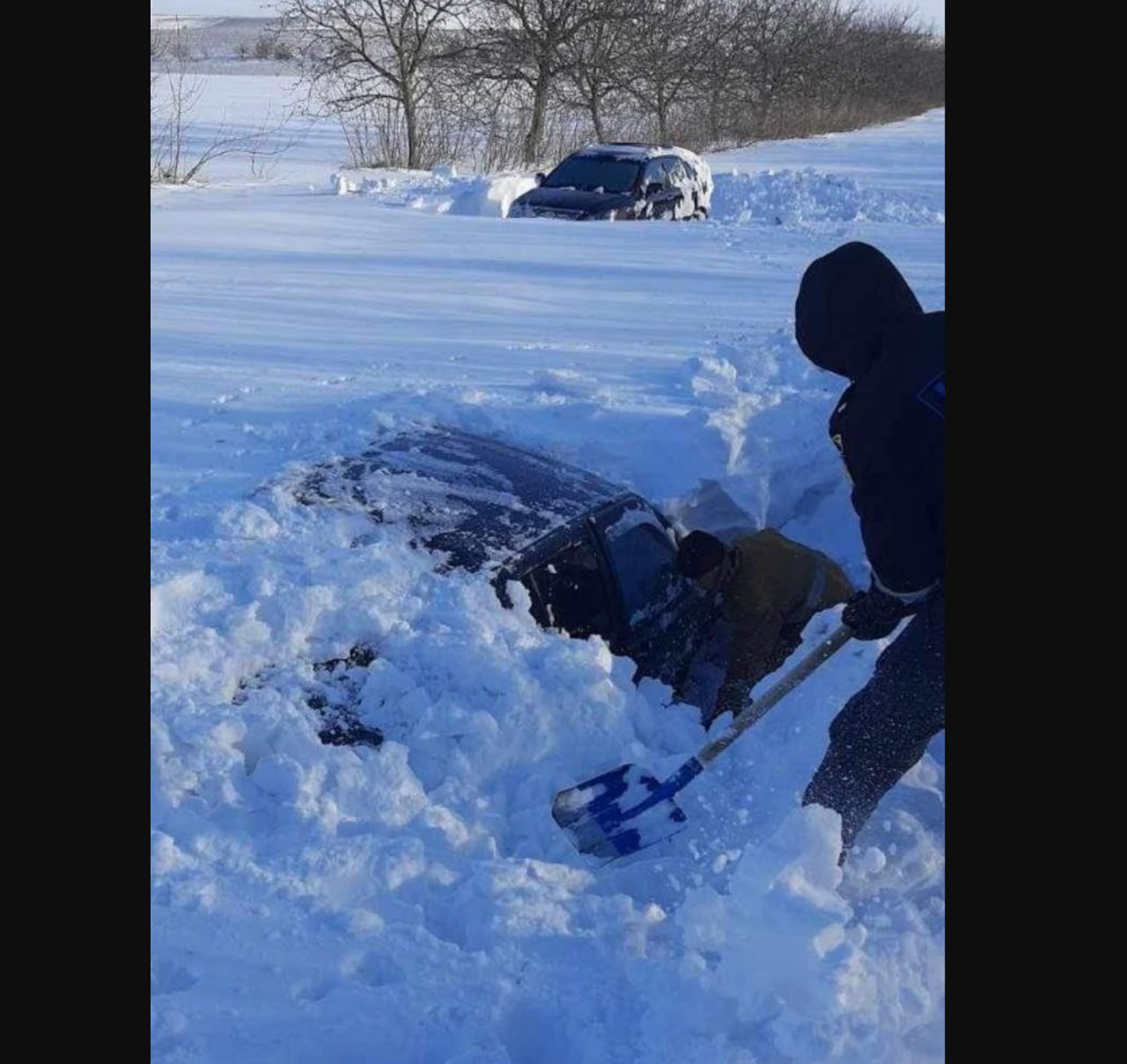 Cum au fost găsite la Căușeni cele 2 persoane decedate în nămeți, azi dimineață, de către salvatorii IGSU. Potrivit unor surse ale ZdG, victimele sunt un bărbat în vârstă de 63 de ani și o femeie în vârstă de 64 de ani