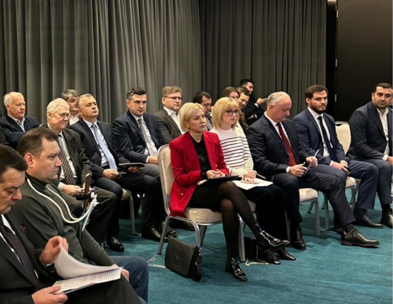  Mai mulți politicieni din partide pro-ruse și pro-europene, printre care Igor Dodon, Constantin Starîș, Dumitru Diacov, Irina Vlah, Ștefan Gligor și Vasile Costiuc, au participat miercuri, 6 decembrie, la conferinţa „Lecţiile scrutinului local 2023 şi perspectivele democraţiei în Moldova”