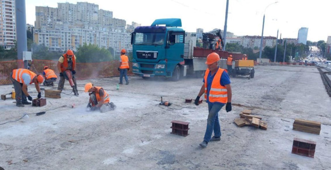 Lucrările care trebuiau să se încheie în jumătate de an vor dura mai bine de 1 an. Trafic parțial suspendat pe podul de pe strada Mihai Viteazul, până în august 2024. Primăria Chișinău: „scuze!”