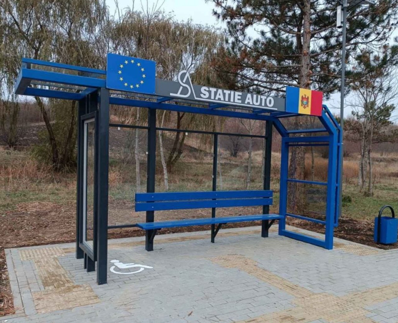 🚌 Pavilioane europene. Administrația de Stat a Drumurilor anunță că instalează în țară mai multe pavilioane în stațiile de așteptare, pentru comoditatea cetățenilor. Acestea au structură de metal ușoară, panouri de sticlă securizată și stâlpi de iluminat stradal dotați cu sisteme fotovoltaice