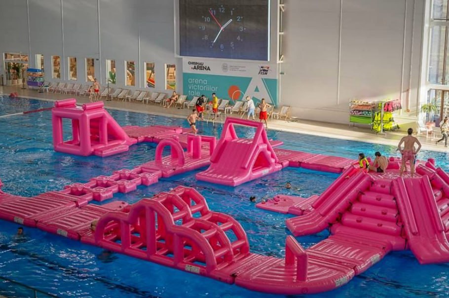 Statul investește milioane în piscină olimpică, iar un SRL o transformă în parc de distracții. O parte din piscina olimpică de la Arena Chișinău, unde urmau să se antreneze sportivi de performanță și să se desfășoare competiții internaționale, a fost transformată într-un... parc acvatic