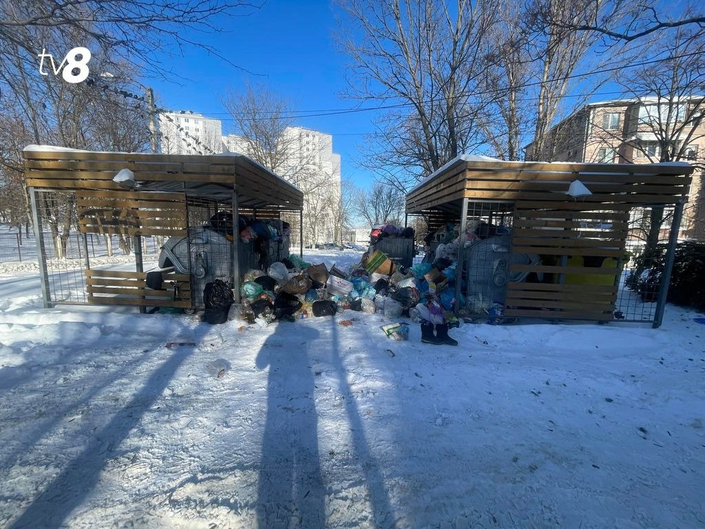 Mai multe curți din Chișinău sunt inundate de deșeuri, după ninsoarea de pe 8 ianuarie. Zapada dintre blocuri a blocat accesul autospecialelor și a serviciilor conexe