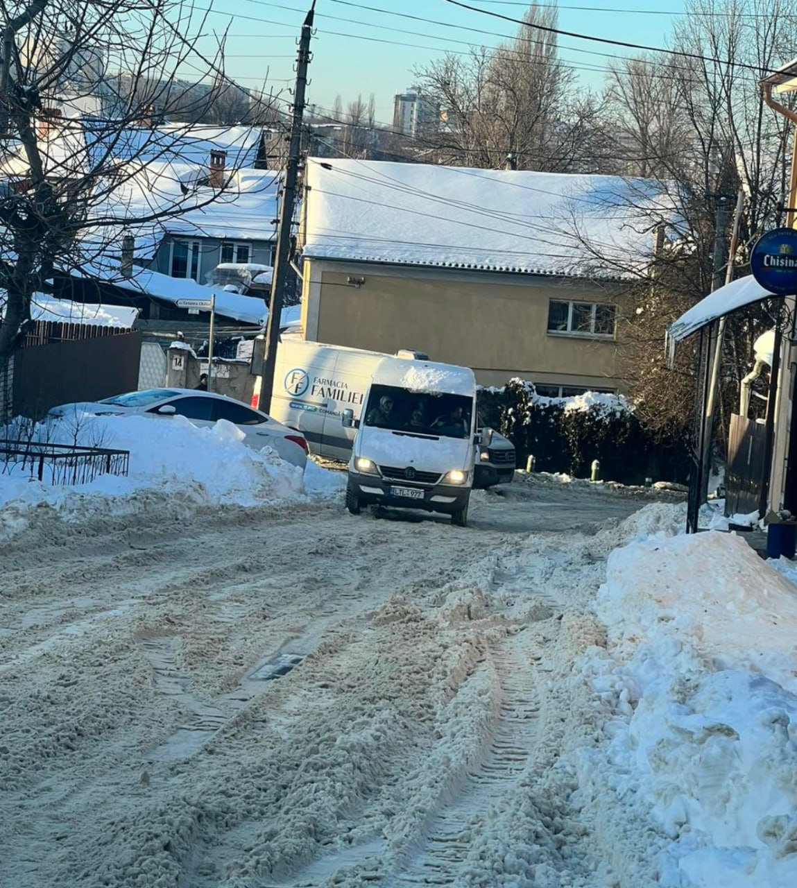 A 3-a zi după ninsori, iar în Capitală încă sunt străzi importante necurățate de zăpadă, la care se mai adaugă și trotuarele, în unele locuri greu practicabile. Au fost curățate în mare parte bd. centrale, însă unele străzi adiacente încă sunt înzăpezite. Rețelele de socializare abundă în fotografii din diferite locații
