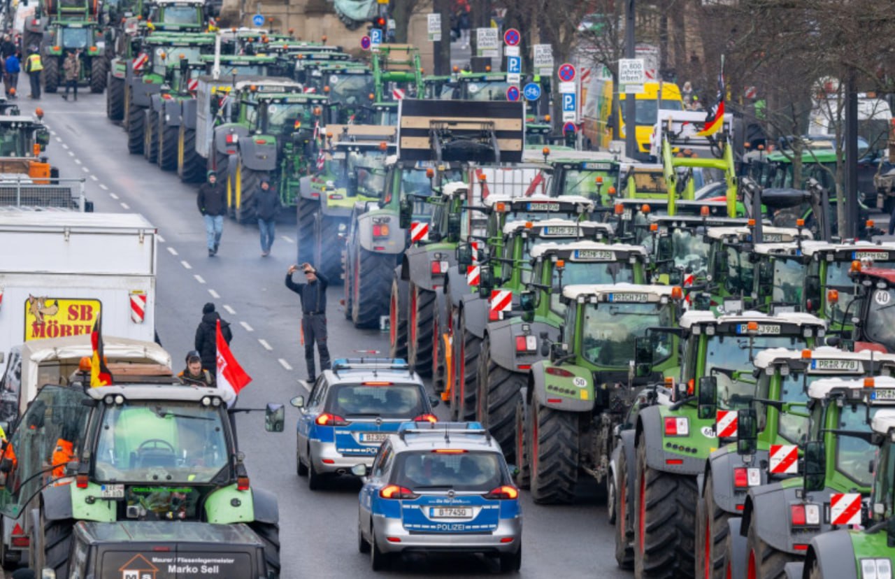 BBC: Extrema dreaptă vrea să declanșeze o revoluție în Germania, profitând de protestele fermierilor. Grupările de extremă dreapta din Germania discută despre răsturnarea guvernului, profitând de furia fermierilor care protestează planurile Berlinului de eliminare a subvențiilor agricole