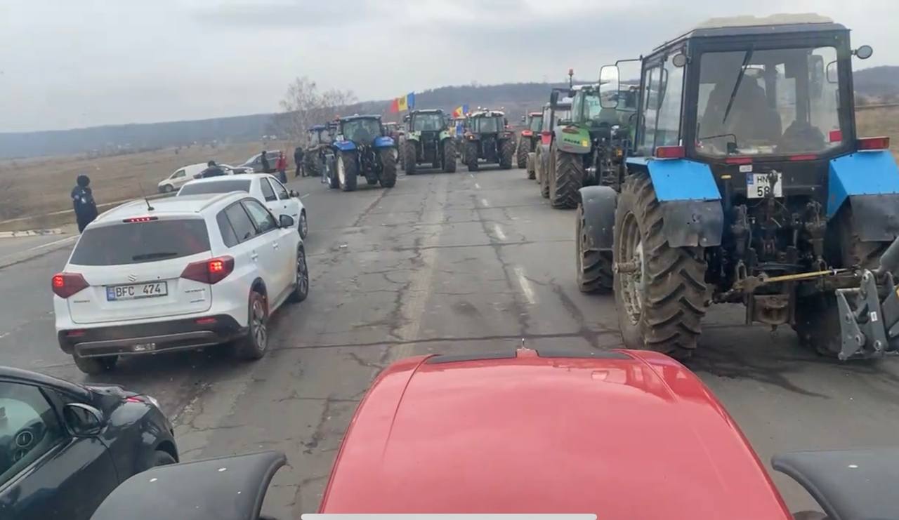 Agricultorii au blocat iar accesul spre vama Leușeni