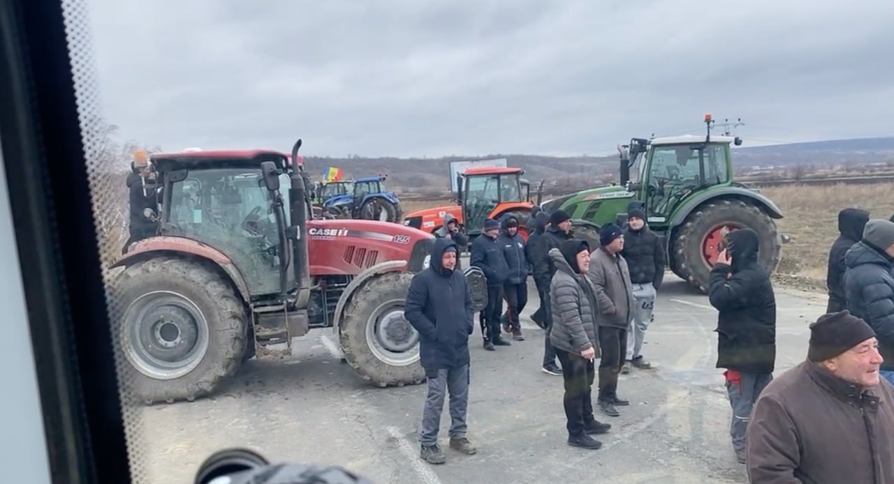 Accesul spre vama Leușeni este din nou blocat de agricultori. Aceștia spun că nu vor să vorbească cu ministrul agriculturii, Vladimir Bolea și solicită întâlnire cu premierul, președintele și președintele Parlamentului