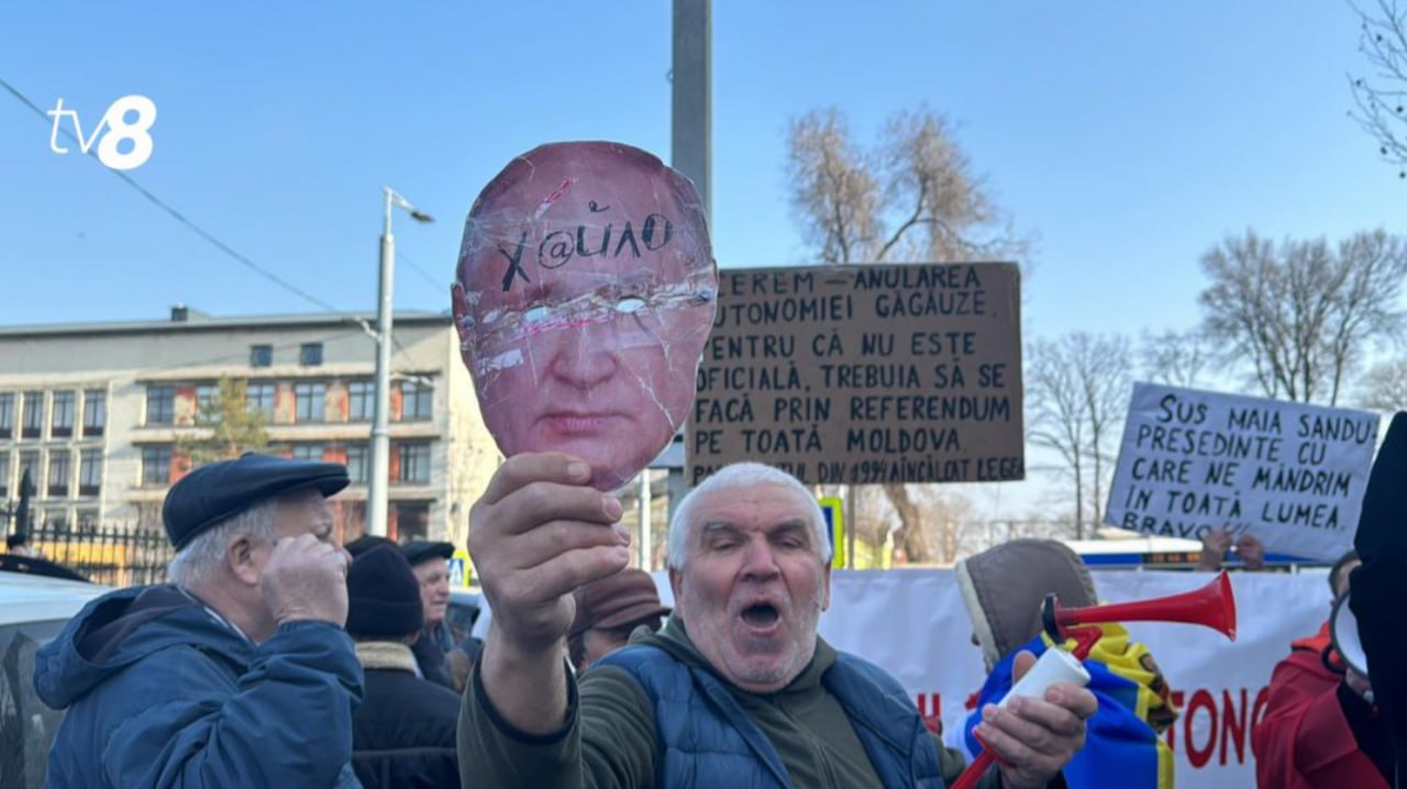 Manifestanții pro-guvernare PAS spun că au venit să protesteze azi la Curtea Constituțională contra acțiunilor lui Șor și Rusiei, cerând printre altele anularea autonomiei găgăuze din cauza destabilizărilor pe care le fac: