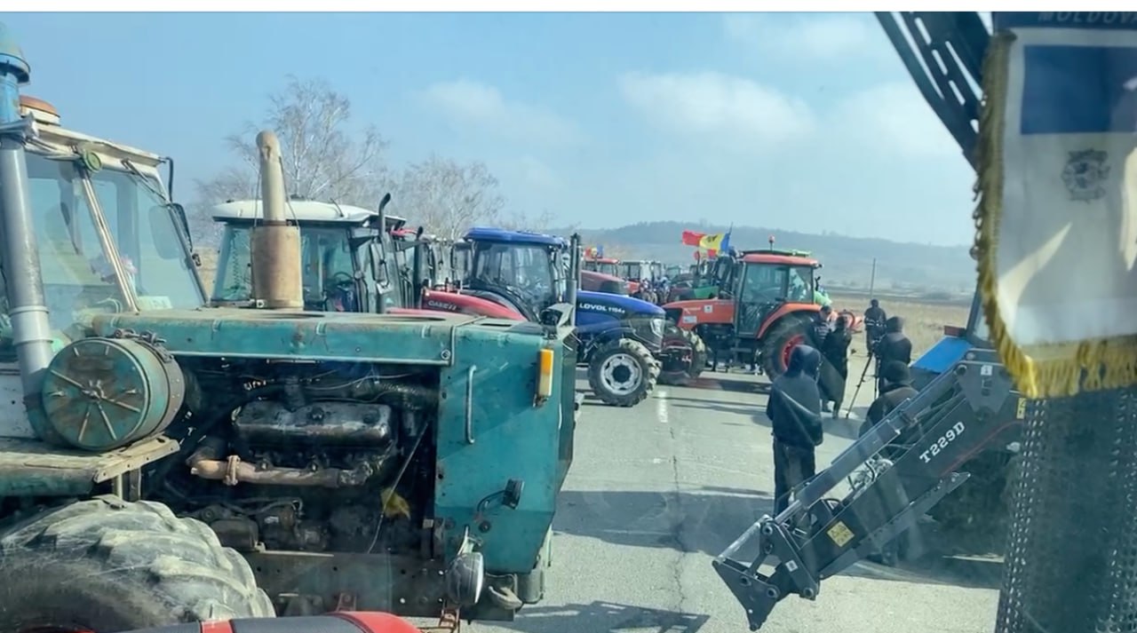 Vama - blocată! Sergiu Ștefanco, agricultor de la Căușeni, anunță că acesta și alți colegi, au blocat iar drumul de acces spre vama Leușeni. Acesta spune că acțiunea este un protest la inacțiunea statului, după revendicările înaintate