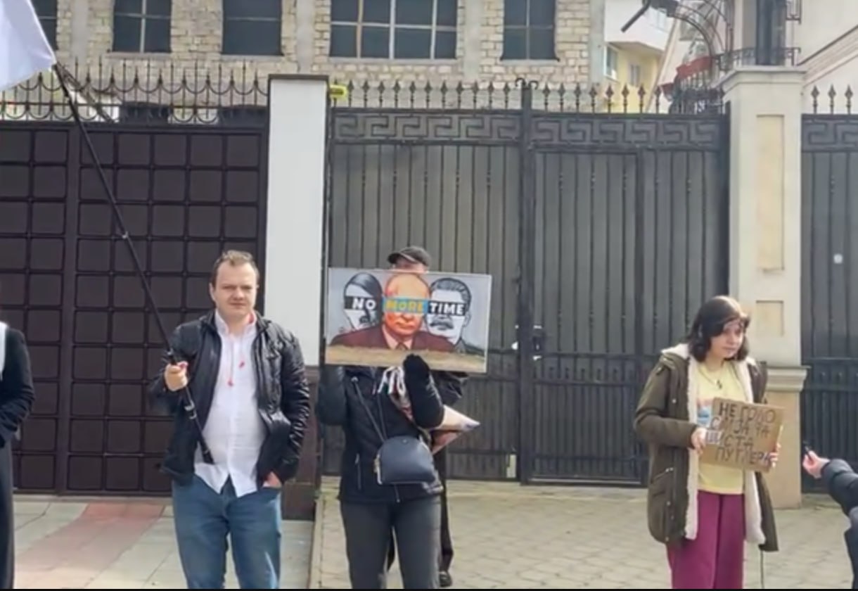 Ieri, în fața Ambasadei Rusiei la Chișinău, un protest organizat contra politicilor Federației Ruse: Putin, echivalat cu dictatorii Hitler și Stalin