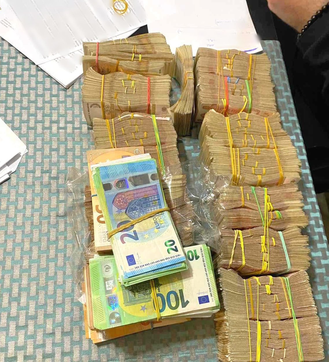 Procurorii anticorupție au descins cu PERCHEZIȚII la domiciliul unui fost DEPUTAT. Acesta este bănuit de spălare de bani, îmbogățire ilicită și fals în declarații. Oamenii legii au ridicat 400 000 de lei și 80 000 de euro. În comunicat nu se precizează despre cine este vorba