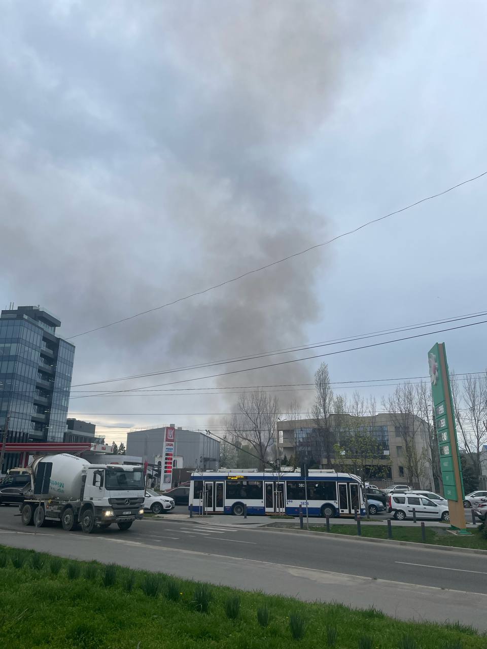 Un nou incendiu lângă Tracom. Pompierii declară că ar fi vorba de un incendiu de vegetație. La fața locului s-a deplasat șase pompieri care încearcă să stingă flăcările