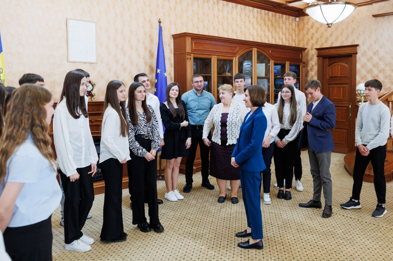 Dansatorii de la „Hecenii”, care au făcut SENZAȚIE la ,,Românii au talent, în vizită la Maia Sandu: ,,Dionisie Cobilaș reușește să producă și să mențină în inima copiilor săi acea scânteie de pasiune de la care pornește totul