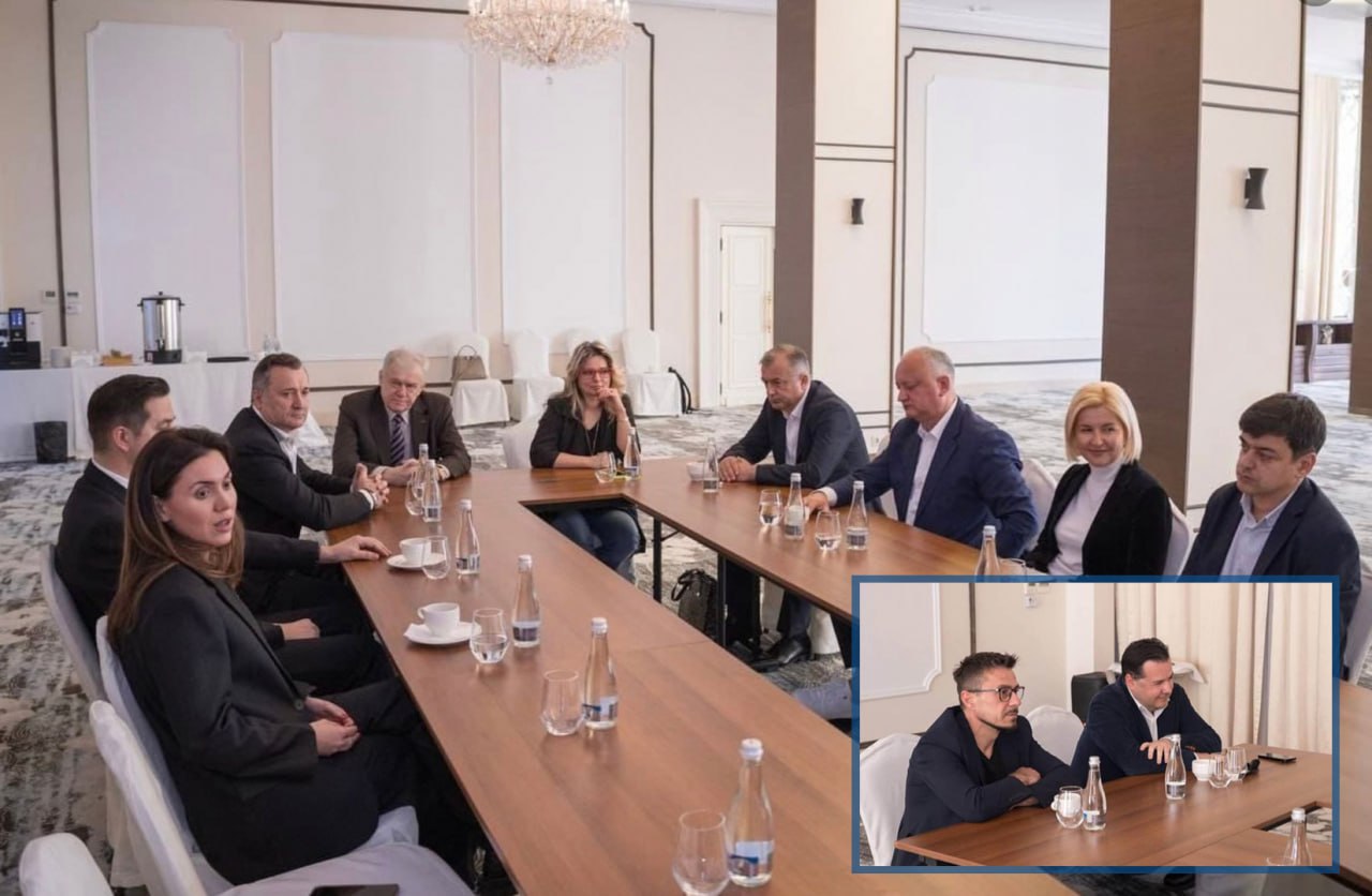 În căutarea candidatului comun. Pe Internet au apărut imagini de la adunarea opoziției, care își propune "să scape Moldova de dictatura Maiei Sandu". Potrivit NewsMaker, pe lângă numele vehiculate anterior, Natalia Morari, Vlad Filat, Ion Chicu, Igor Dodon, Irina Vlah și Gaik Vartanean, la eveniment au mai participat Tudor Ulianovschi și Stanislav Pavlovschi