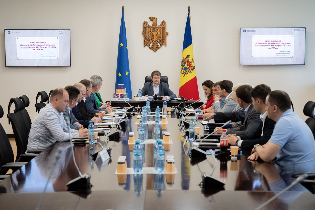 Adunarea de la Guvern unde Guțul nu a fost lăsată să intre: A avut loc ședința de constituire a Consiliului de Dezvoltare Regională a regiunii UTA Găgăuzia. La evenimentul convocat de Spînu, președinte a fost ales Serghei Anastasov, primar al orașului Comrat, iar vicepreședinte - primarul din Vulcănești, Nicolai Posmac