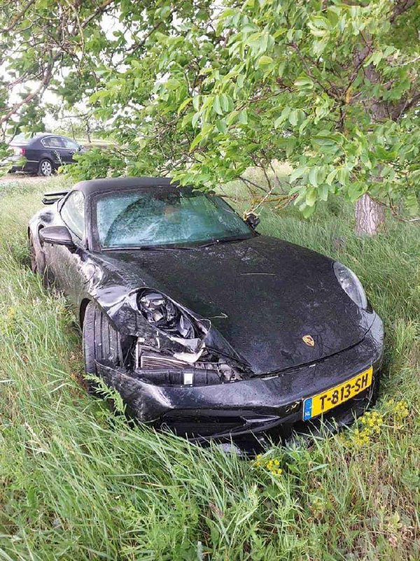 Unul dintre Porsche-uri a fost deja accidentat, potrivit pozelor publicate pe rețelele de socializare