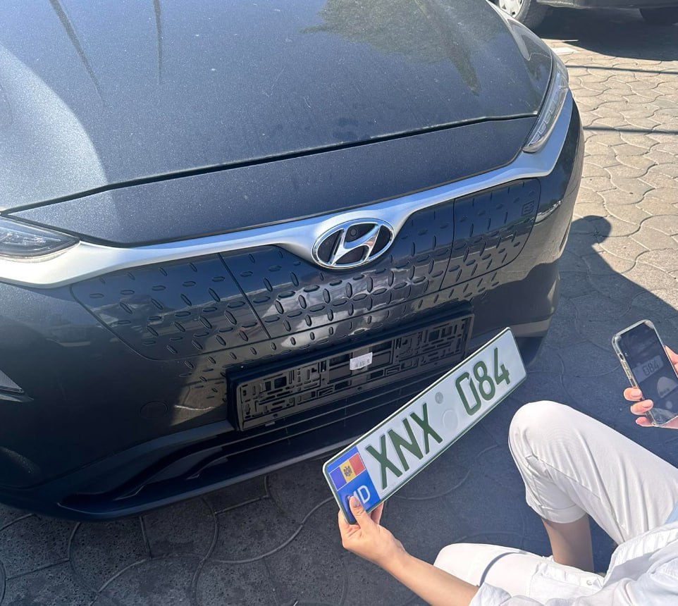 ASP a început de azi să elibereze numere de înmatriculare de culoare verde pentru automobilele electrice. În Moldova, s-a optat pentru culoarea verde închis, spre deosebire de România, unde nuanța este mai deschisă. Formatul numărului rămâne același