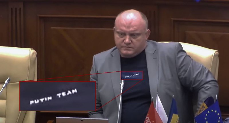 Cozile de topor din Parlament. Deputatul transfug Vasile Bolea s-a prezentat la ședința Parlamentului de joi, 13 iunie, într-un tricou pe care scrie „PUTIN TEAM” (echipa lui Putin, n. red.). Fostul socialist Bolea, acolit al oligarhului fugar Ilan Șor, a refuzat să răspundă la întrebările Ziarului de Gardă despre mesajul de pe tricoul său de 2 990 de ruble