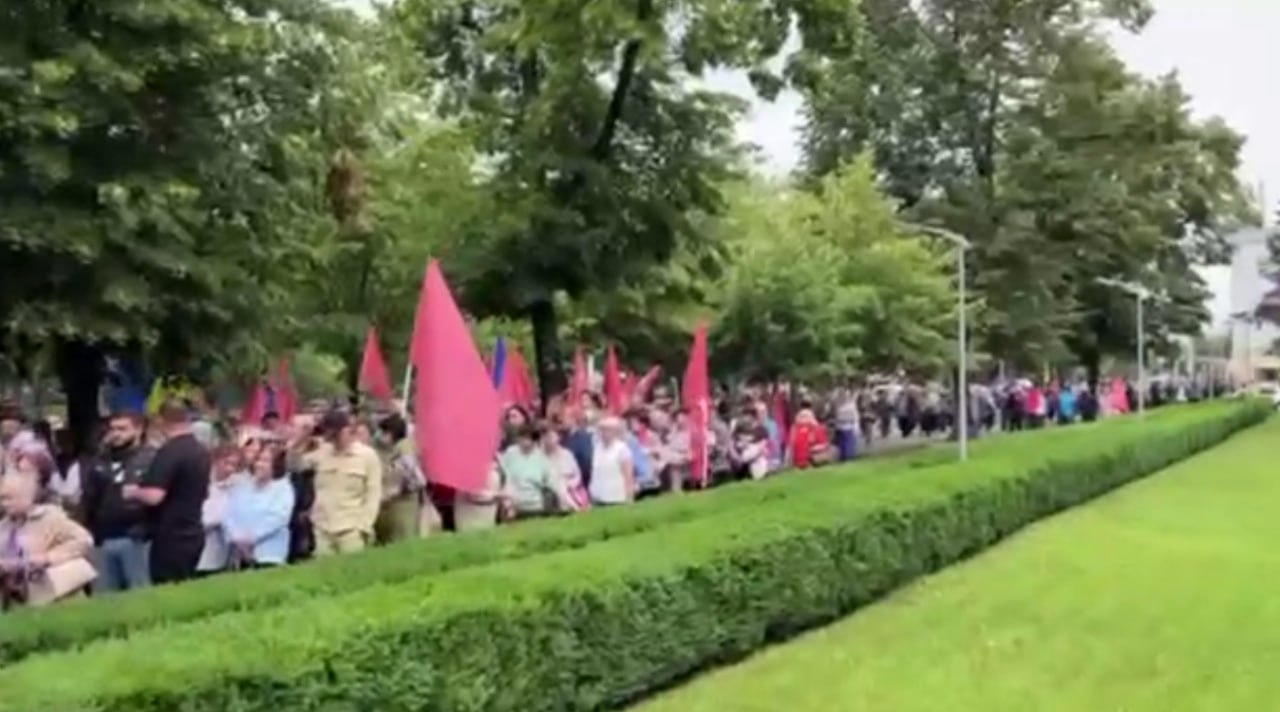 Grupurile afiliate lui Ilan Șor au adus mai multe persoane să protesteze în fața Parlamentului azi dimineață, față de interdicția aplicată deputaților Șor de a participa la 5 ședințe ale Parlamentului, după ce au blocat ieri tribuna