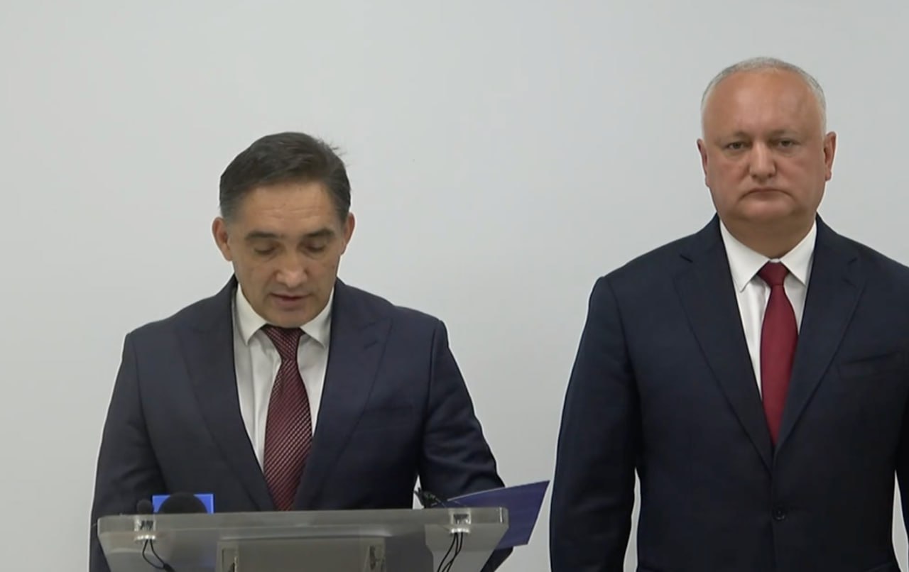Alexandru Stoianoglo e alături de Dodon la conferință: "Am decis să candidez pentru că legile sunt călcate în picioare, Moldova a devenit un loc al aventurierilor politici, Moldova trebuie să rămână neutră"