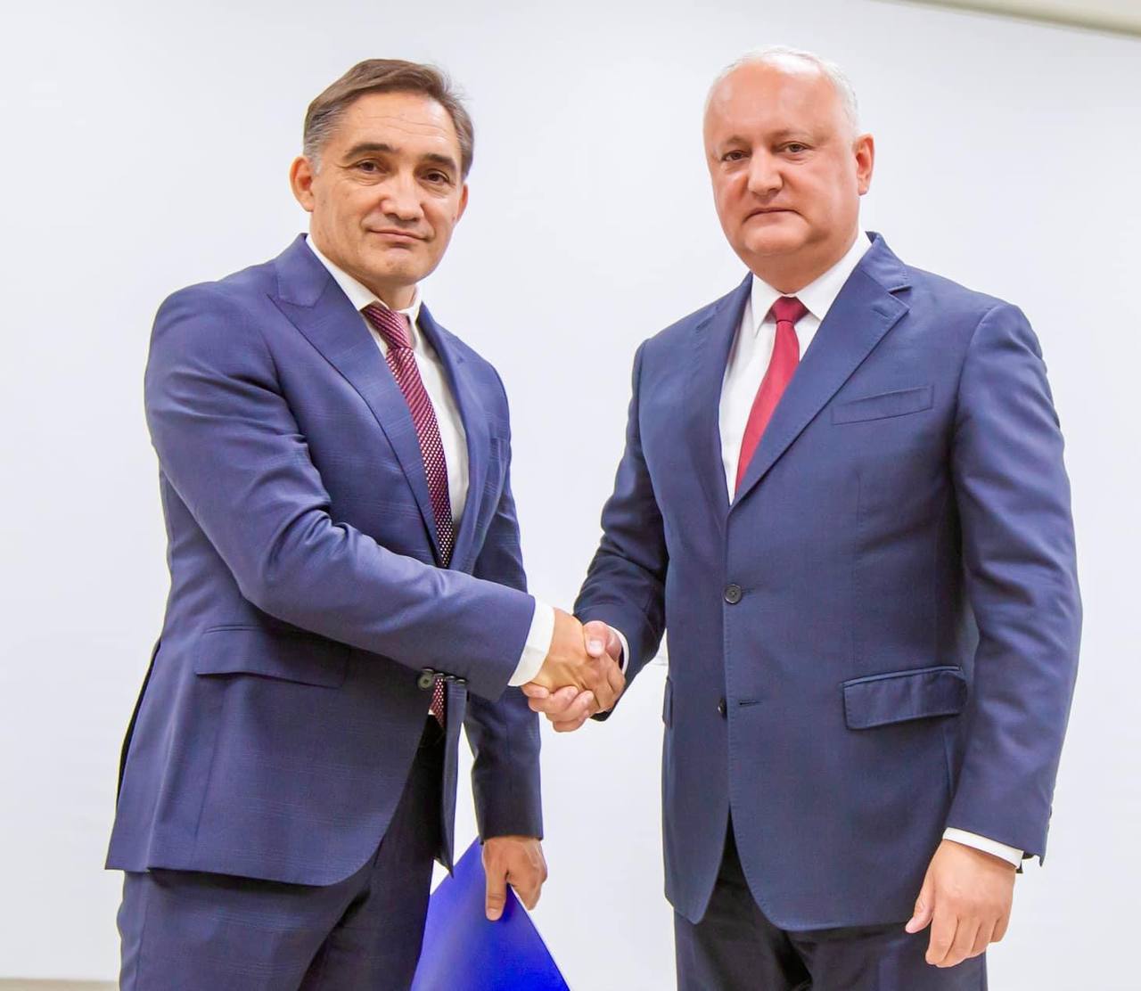 Igor Dodon a ținut să se fotografieze cu candidatul apartinic pe care l-a anunțat la prezidențiale, Alexandru Stoianoglo