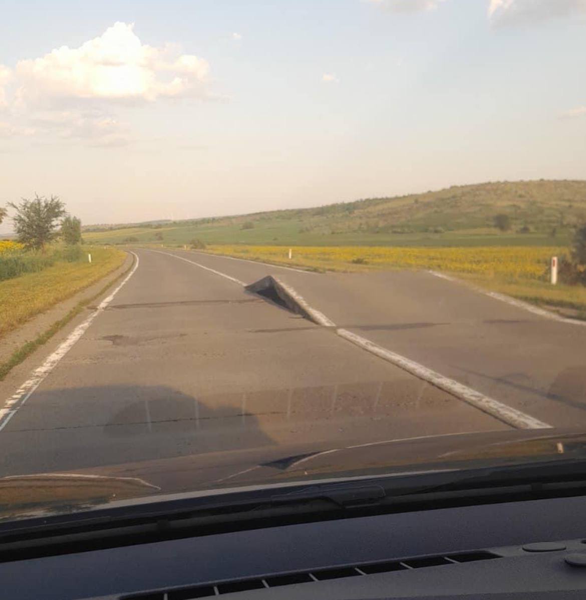 Atenție la drum! Plăcile de beton pe traseul Chișinău - Bălți s-au ridicat în sus din cauza caniculei