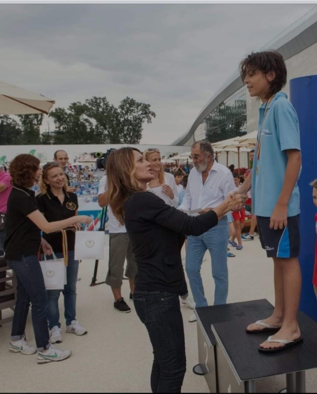 O fotografie fabuloasă: David Popovici, premiat de Nadia Comăneci (prima gimnastă din lume care a primit nota zece într-un concurs olimpic de gimnastică) acum 10 ani, la vârsta de 9 ani