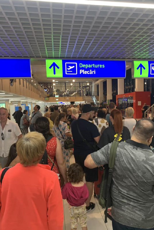 Din nou îmbulzează la Aeroport. Autoritățile invită pasagerii să vină cu cel puțin 3 ore mai devreme