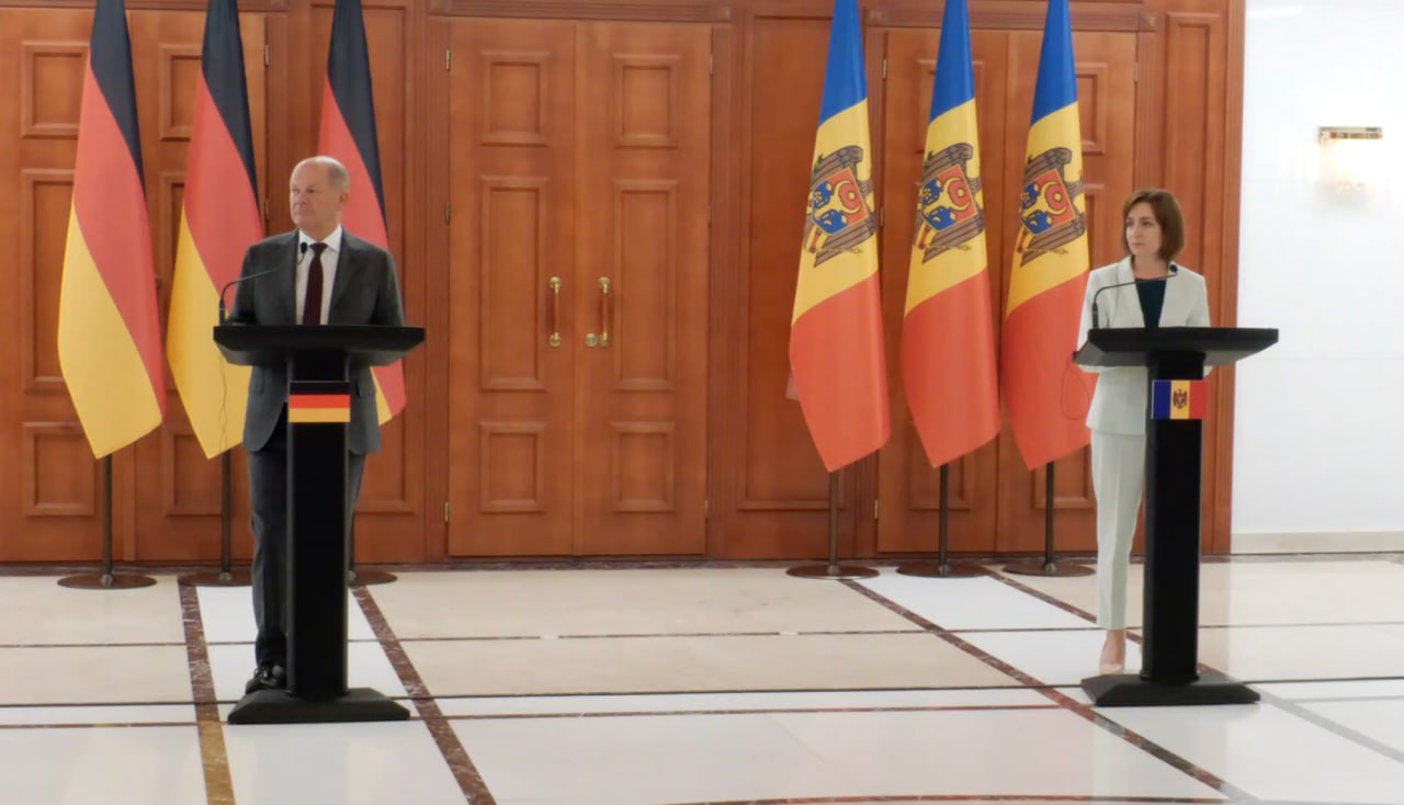 (...) Olaf Scholz: Mă bucur să ne revedem din nou. Doresc să trag un semnal cu privire la bunele legături dintre țările noastre, relațiile sunt bazate pe încredere. Suntem conștienți cum Moldova suferă de pe urma agresiunii ruse din Ucraina, cum unii încearcă să destabilizeze țara. Mesajul este că suntem alături, vom susține țara dvs. Într-un mod exceoțional țara dvs a reușit să facă față tentativelor de destabilizare, ați reușit progrese notabile în pofida dificultăților mari. Realizările dvs și ale moldovenilor sunt enorme. Sprijinim calea europeană și extinderea, acesta fiind și în interesul nostru și al UE